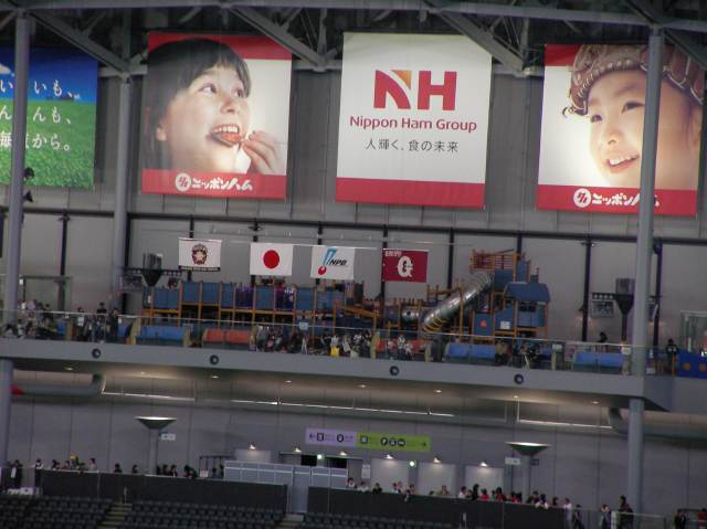 掲げられている球団旗他（17時48分）